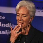 Hallan un hueso escafoides, plumas y excrementos secos en el bolso de Christine Lagarde