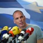 Ofrecen 850.000 euros al ministro europeo que pueda ponerse una camiseta “Varufakis” de la misma talla