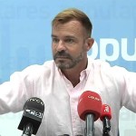 El PP niega que su bufón de guardia se peine como el Führer