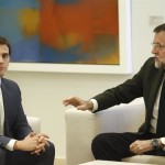 Hallan caspa de Mariano Rajoy en la nariz de Albert Rivera