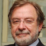 Juan Luis Cebrián prohíbe a sus periodistas usar la letra pe, la jota y la uve