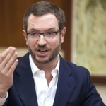Javier Maroto vuelve a salir de un armario, esta vez del armario empotrado de los miserables