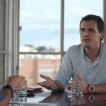 Rivera pudo utilizar un pinganillo oculto en el recto durante el debate de ayer contra Iglesias