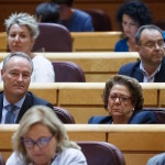 Los senadores del PP comienzan a manejar pequeños utensilios hechos de hueso y sílex