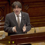 La Guardia Civil detiene también a los dos bedeles que llevaron agua a Puigdemont en su último discurso