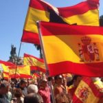 Juristas piden que se exija el permiso de armas para poder llevar una bandera