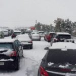 Caos por el temporal:  La DGT obligará a que todos los coches lleven en invierno chocolate, fruta y una gallina viva