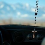La DGT desmiente que sea obligatorio llevar un rosario colgando del retrovisor para entrar a las autopistas