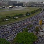 Más de diez mil parados asaltan la autopista AP-8 para ser rescatados también