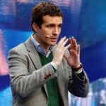 Casado ofrece a Vox que los hombres puedan ir por la calle con la chorra fuera sin que sean multados