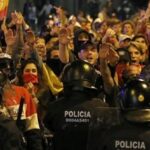 Los físicos moleculares siguen sin saber lo que protege a los manifestantes franquistas frente a la policía antidisturbios